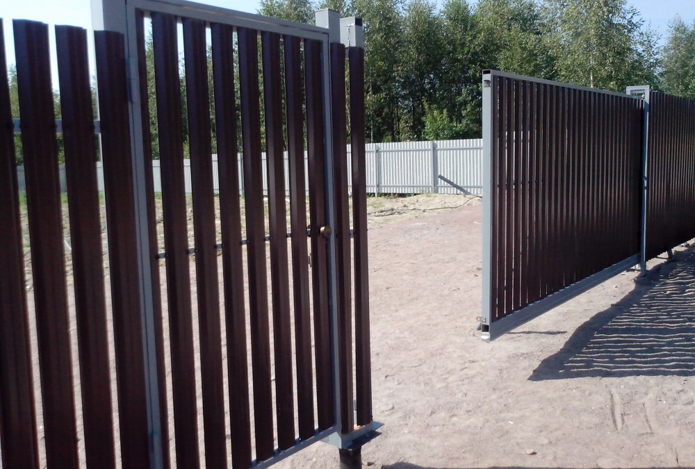 Откатные ворота для дачи из металлического штакетника высота 2.2 м на свайном фундаменте