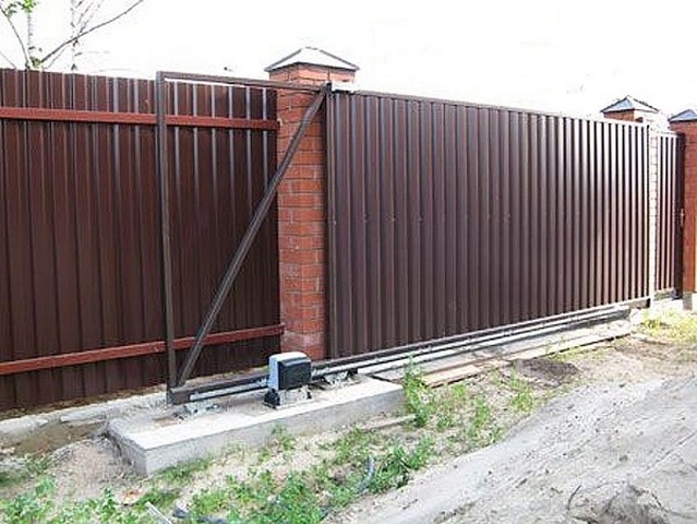 Откатные ворота для дома из профнастила на монолитном фундаменте