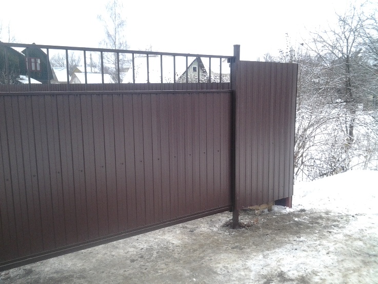 Раздвижные ворота для дачи из профнастила высота 2 м на свайном фундаменте