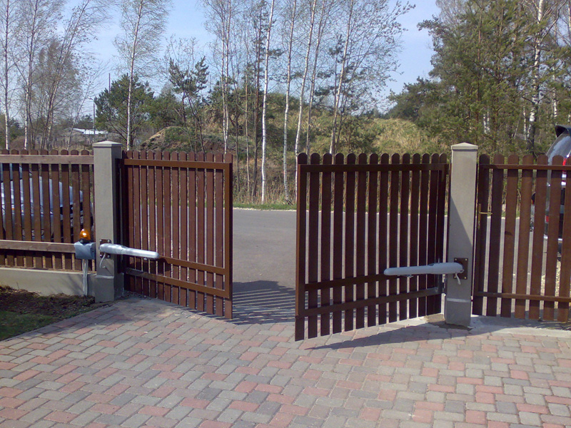Распашные ворота с ПДУ из металлического штакетника