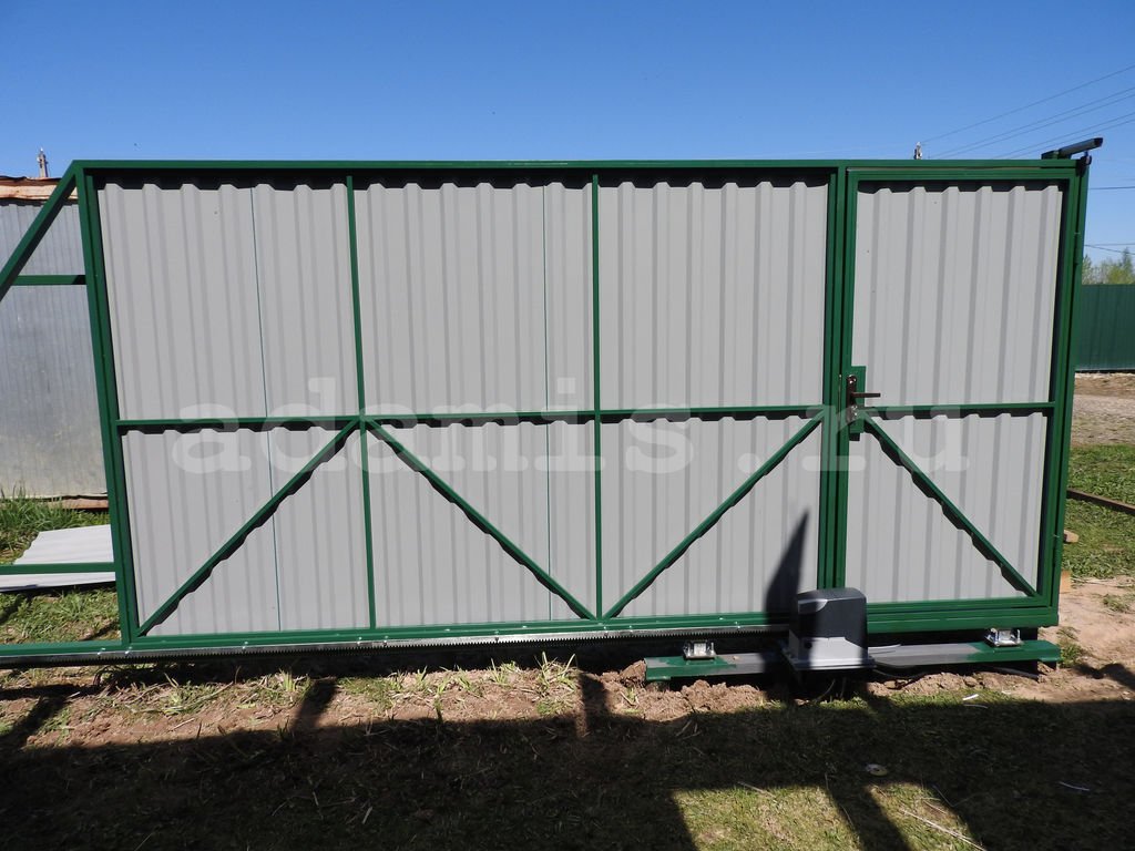 Откатные ворота для дачи из профнастила и металлического штакетника